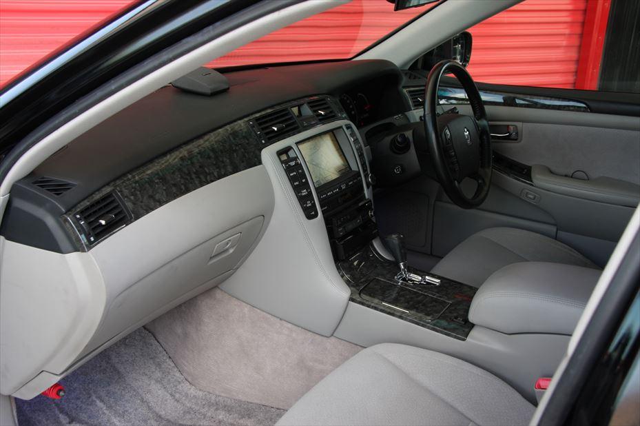 TOYOTA　１８クラウン　ロイヤル